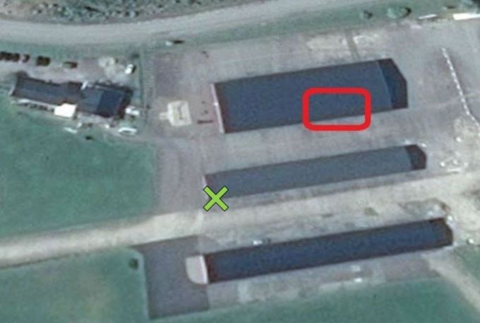 Planet står i vår egen hangar vid Hässlö flygplats i Västerås, Hässlögatan 10. Jämför med bilden som är tagen från öster och i bakgrunden syns Hässlövägen som går i nordsydlig riktning.

Hangarens position är N 59°35’27,4’’ E 016°37’35,5”. Det gröna krysset visar bara HFF:s trädgårdsförråd.